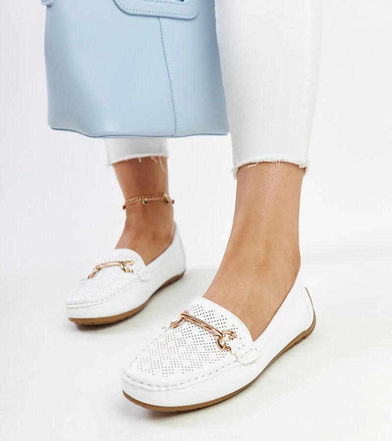 Białe mokasyny z ozdobną klamerką Adila