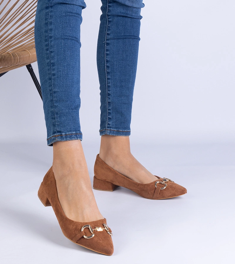 Brązowe czółenka z ekozamszu na słupku ze złotą ozdobą Justina