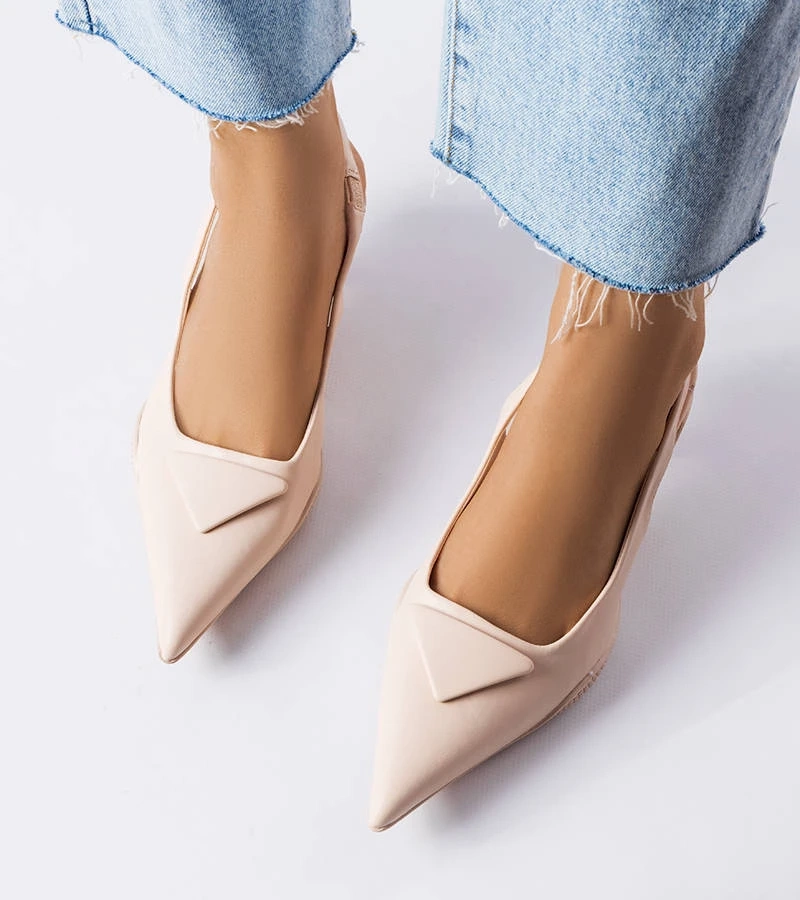 Beżowe sandały na niskim obcasie Gougeon