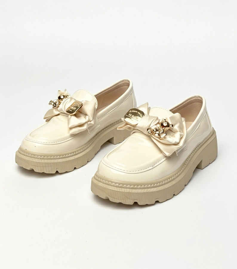 Beżowe lakierowane mokasyny z ozdobą Isabella