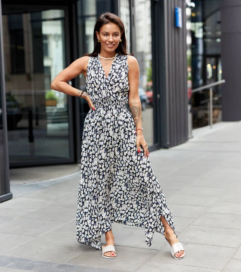 Czarna sukienka w kwiatki Alpicella