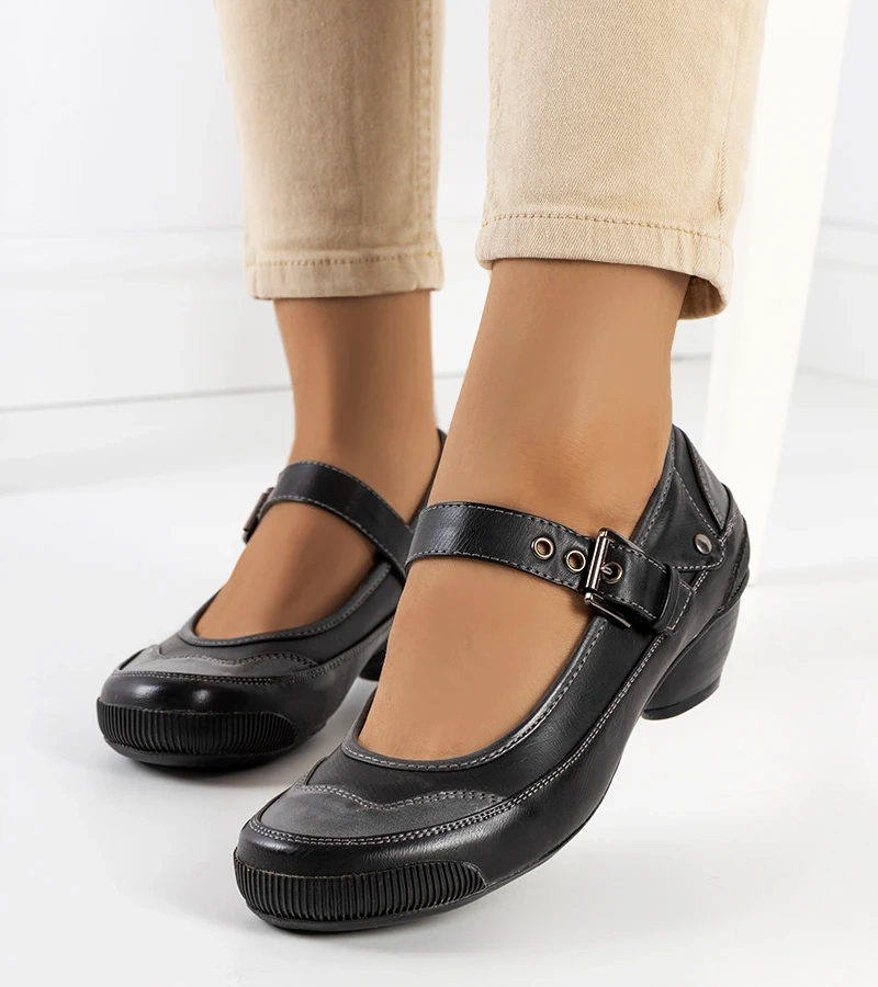 Czarne czółenka zapinane na pasek Via