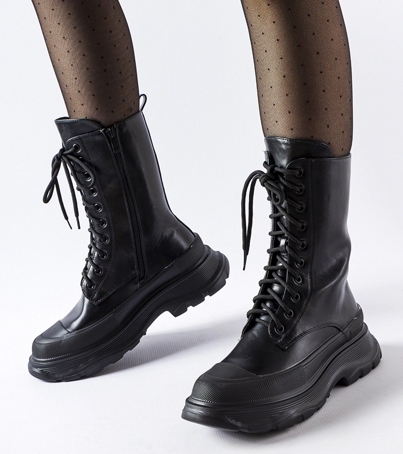 Czarne workery z grubą czarną podeszwą Crosia