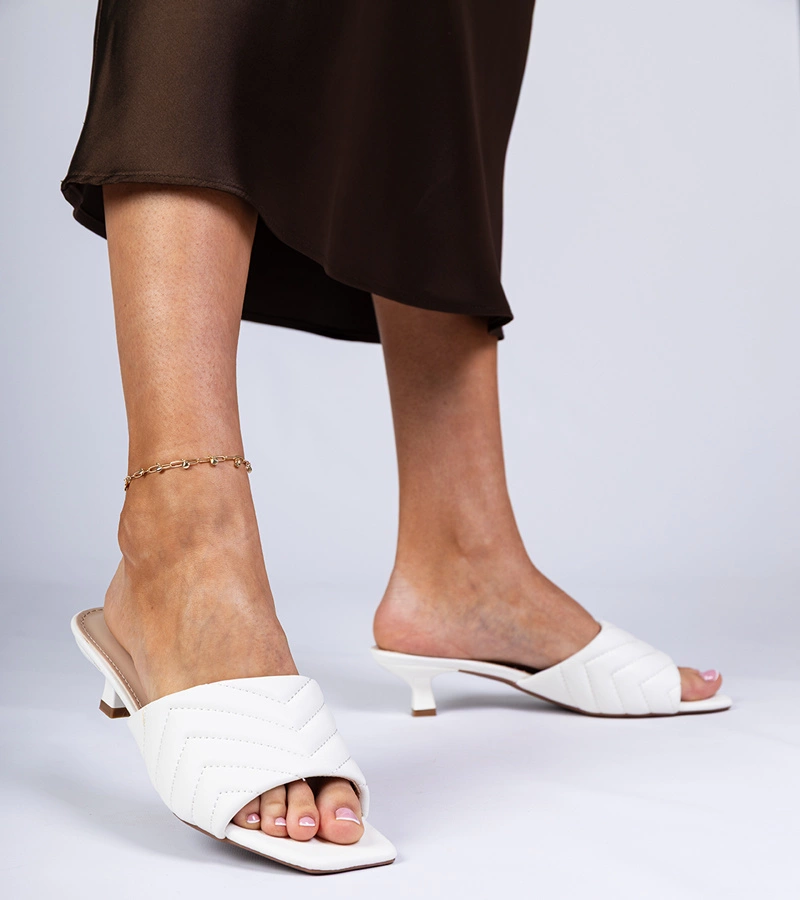 Białe klapki na niskim obcasie Launay