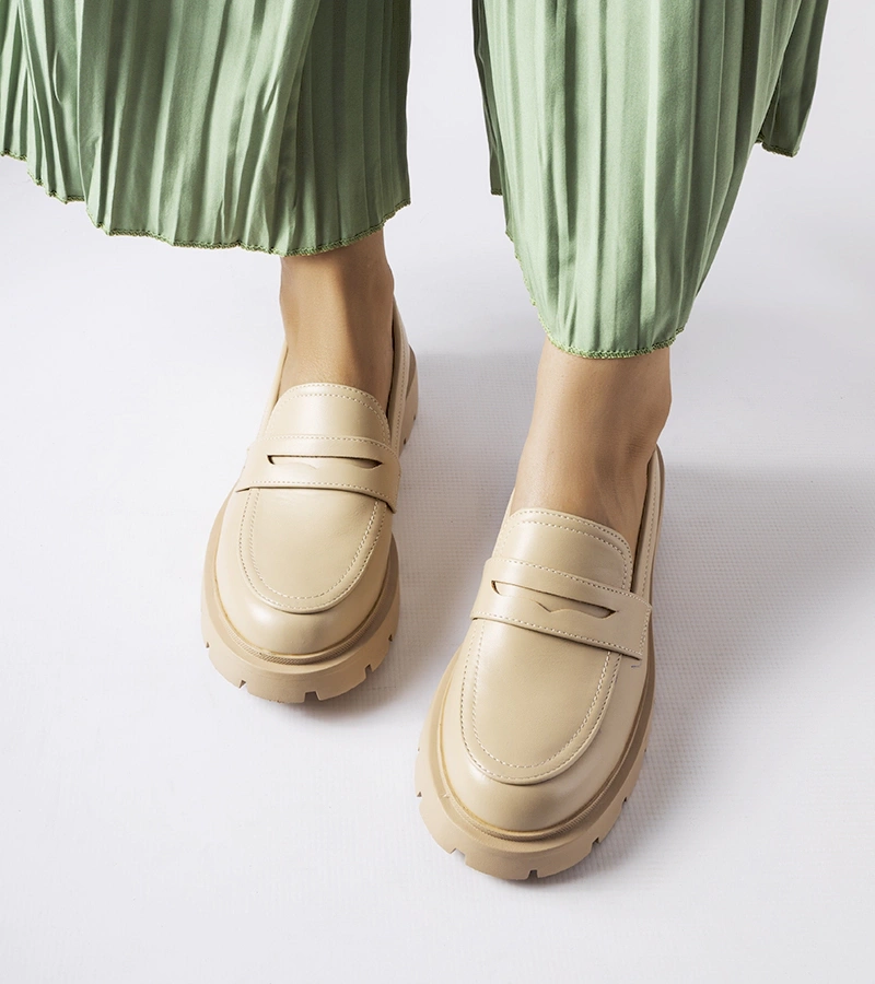 Beżowe eleganckie mokasyny Puccianiello