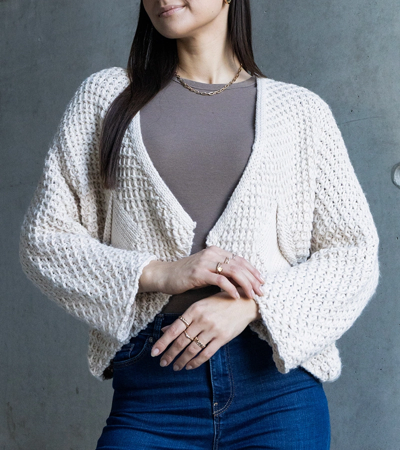 Biały kardigan typu narzutka Nira