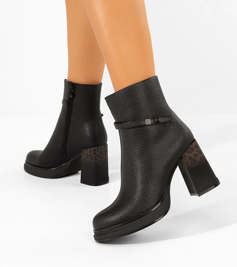 Czarne botki na słupku zdobionym panterką Brenna