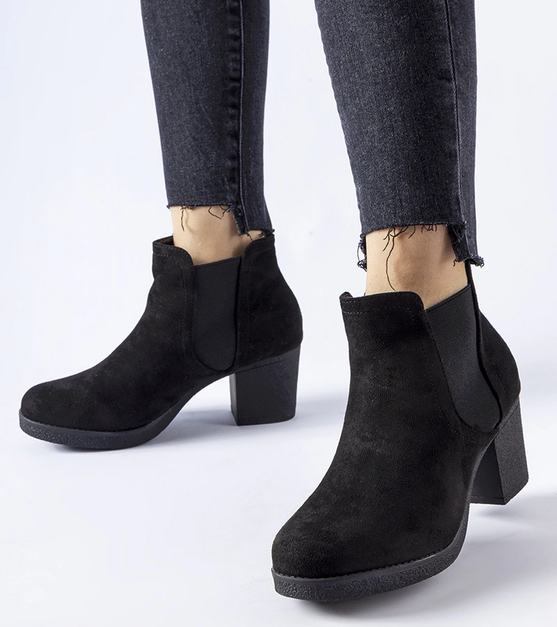 Czarne wsuwane botki na słupku Trevano