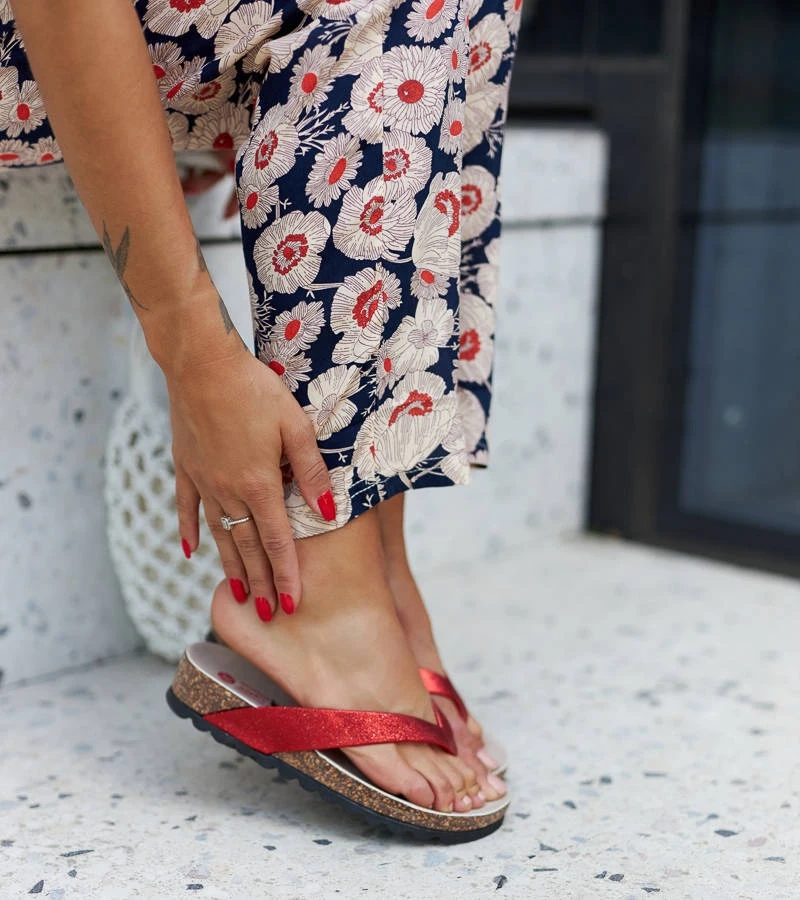 Czerwone brokatowe klapki na koturnie Isidoro