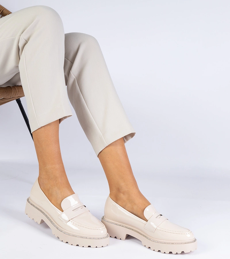 Beżowe mokasyny lakierowane zdobione cyrkoniami Margusto