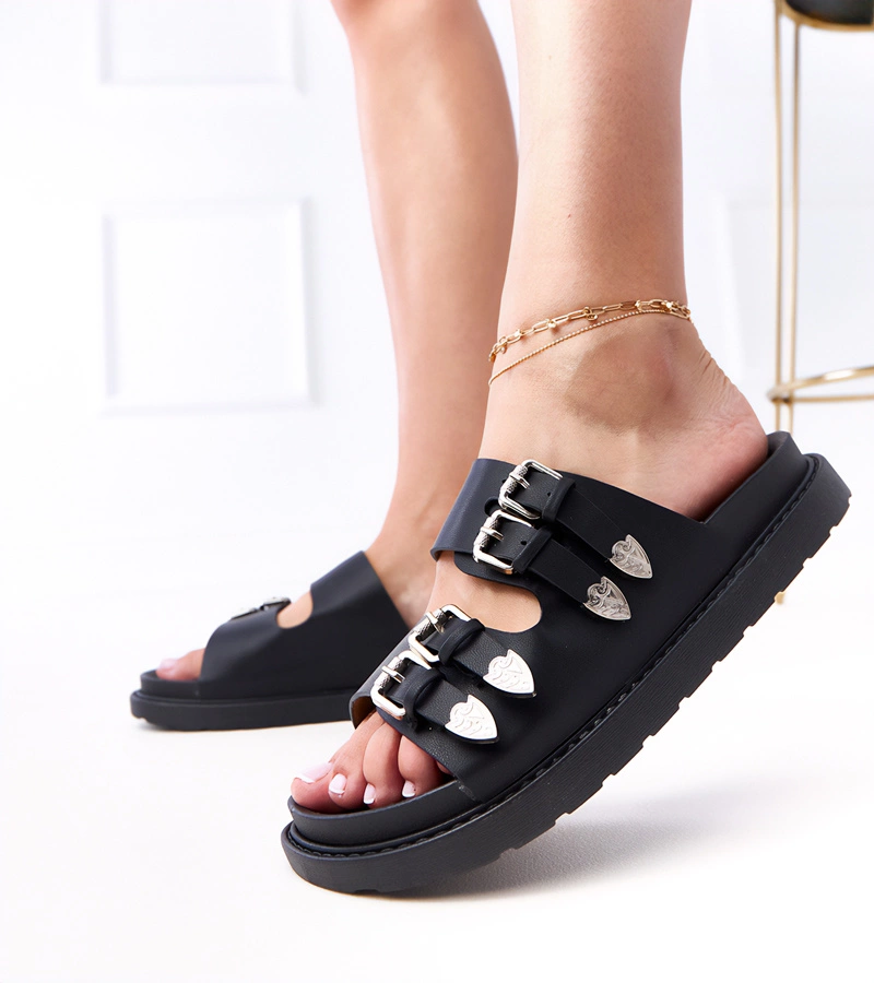 Czarne damskie klapki z ozdobnymi klamrami Fetta