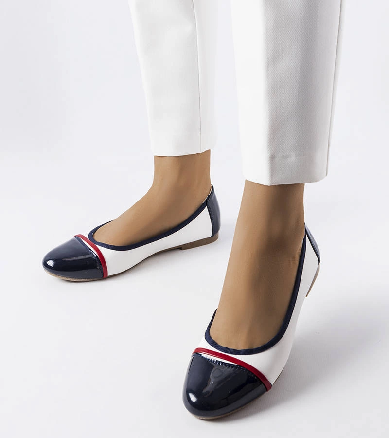 Biało-granatowe balerinki Salmons