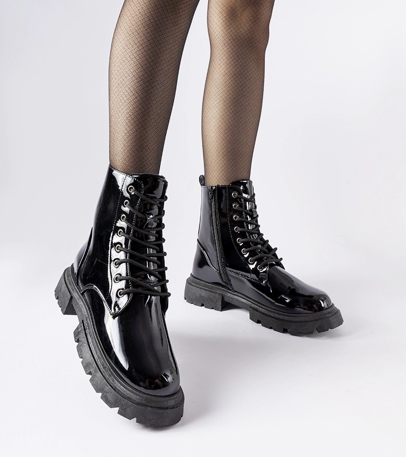 Czarne lakierowane trapery damskie Hansine