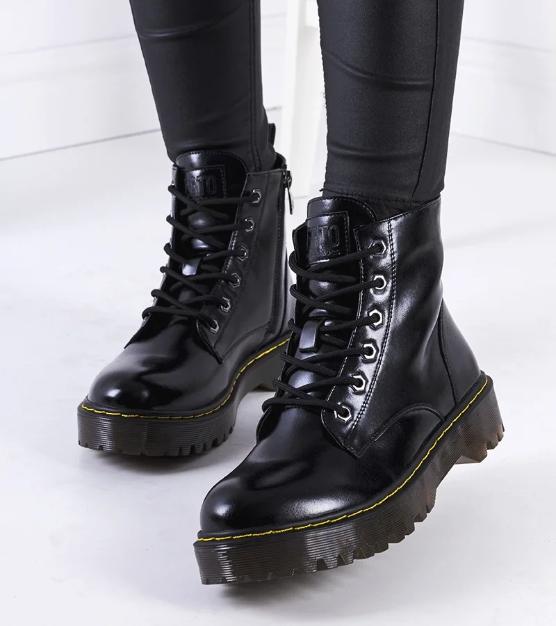 Czarne botki z ozdobną nitką Yuliya