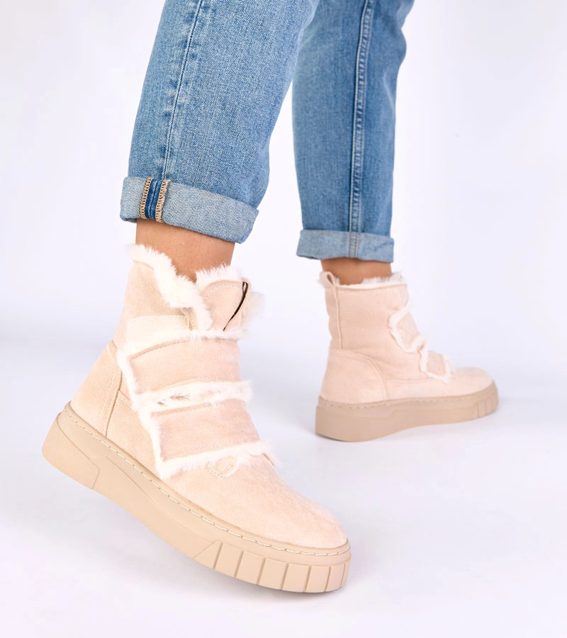 Beżowe botki zapinane na rzep zdobione futerkiem Grace