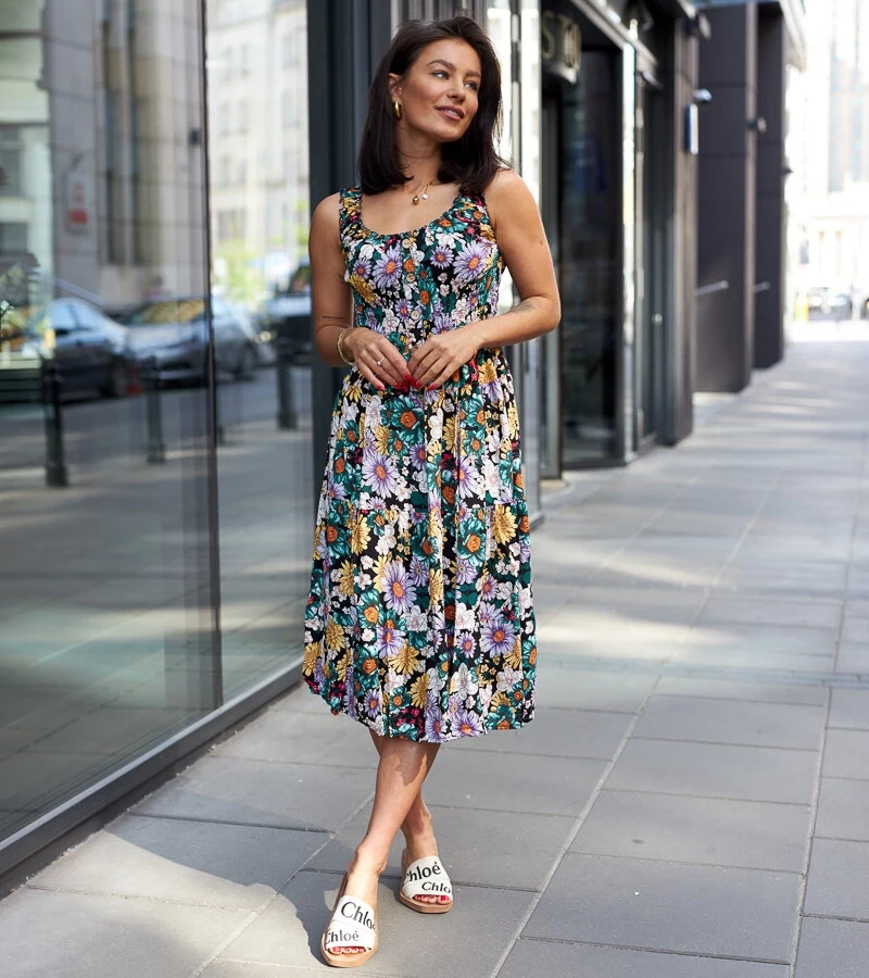 Czarna sukienka midi w kwiaty Kiera