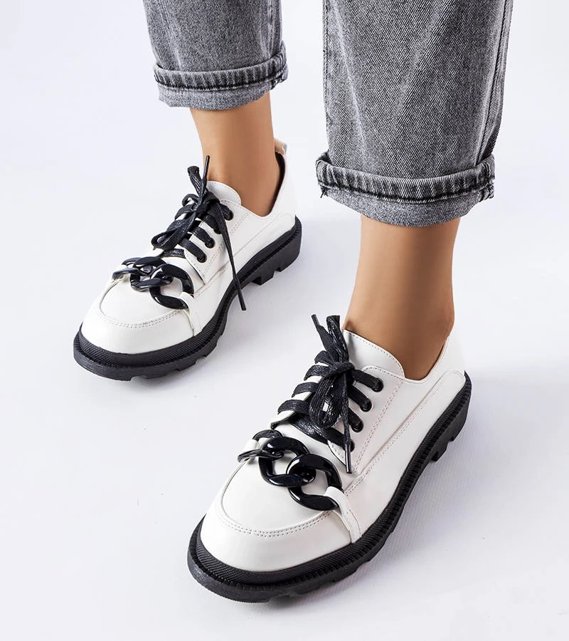 Białe półbuty z łańcuchem Allain