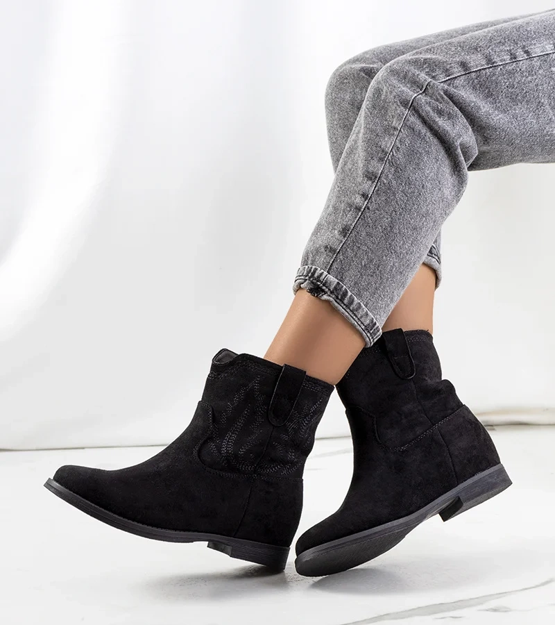 Czarne botki na krytym koturnie Wolfpine