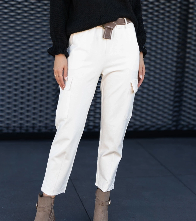 Białe spodnie typu bojówki z naszytymi kieszeniami Nuala