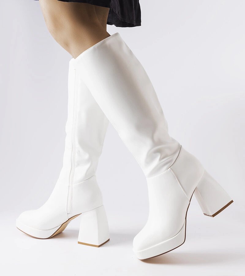 Białe kozaki na masywnym słupku Villanova