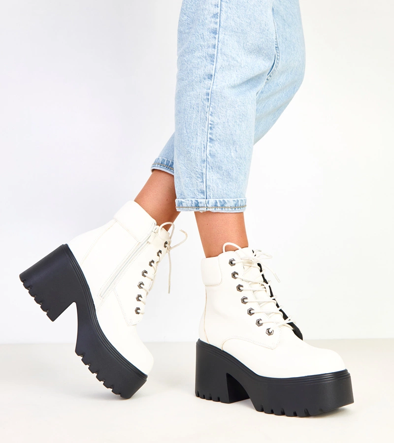 Białe botki na masywnym obcasie i platformie Janja