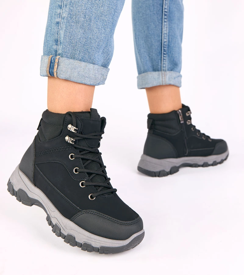 Czarne trapery na platformie ocieplane futerkiem Briana