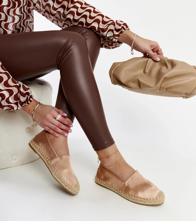 Beżowe espadryle z połyskiem na platformie Caithlin