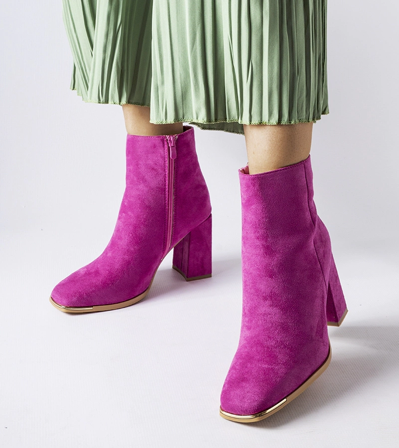 Różowe botki na słupku Cheney