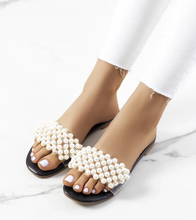 Czarne klapki z perełkami Oshawa