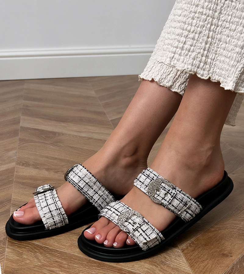 Białe klapki z paskami i cyrkoniami na klamrach Lalis