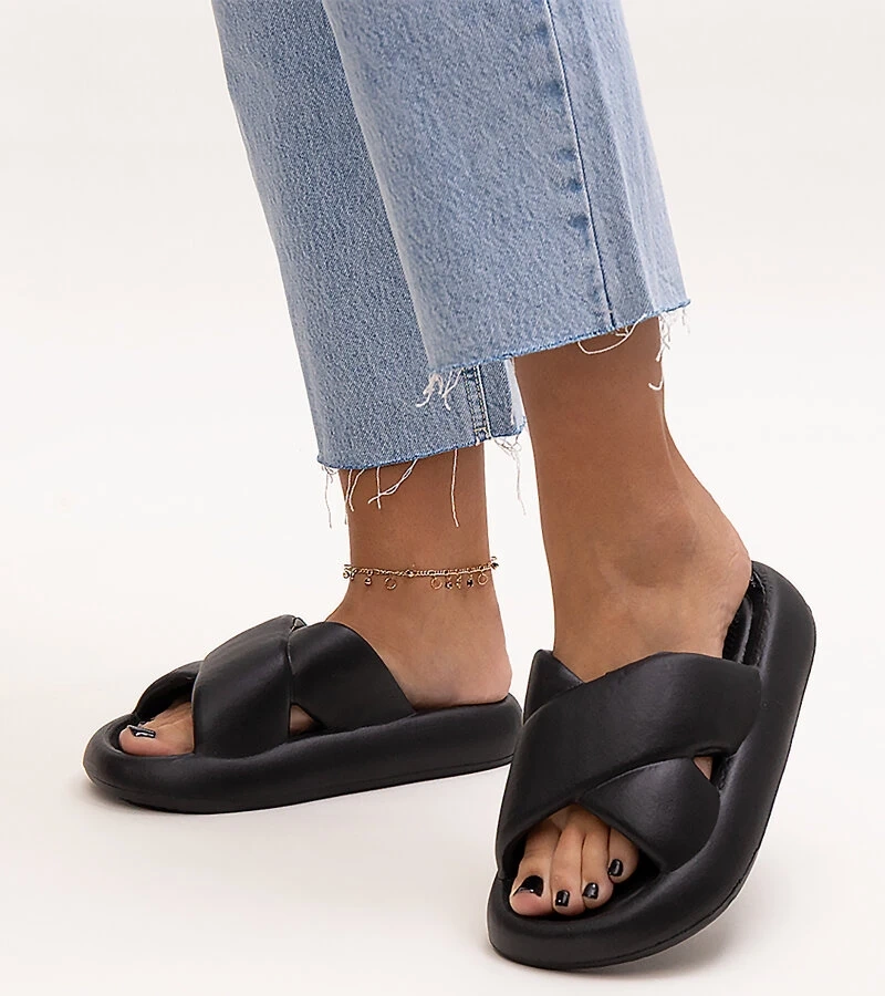 Czarne klapki piankowe Manua