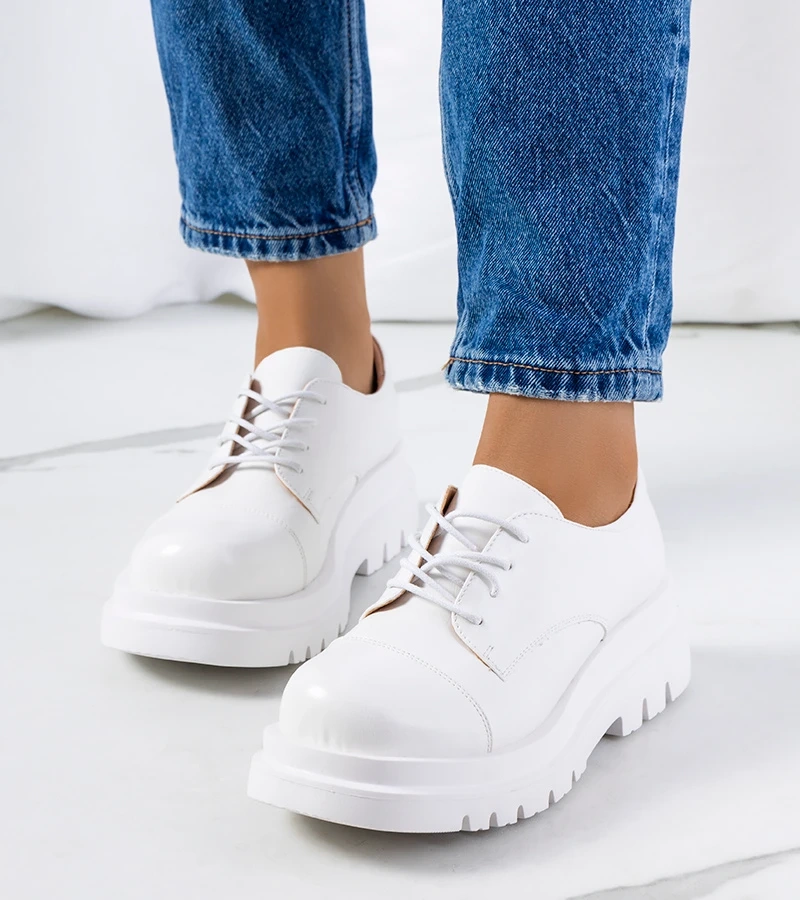 Białe półbuty na traktorowej podeszwie Henty