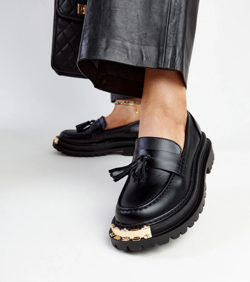 Czarne masywne mokasyny ze złotymi wstawkami Tuga