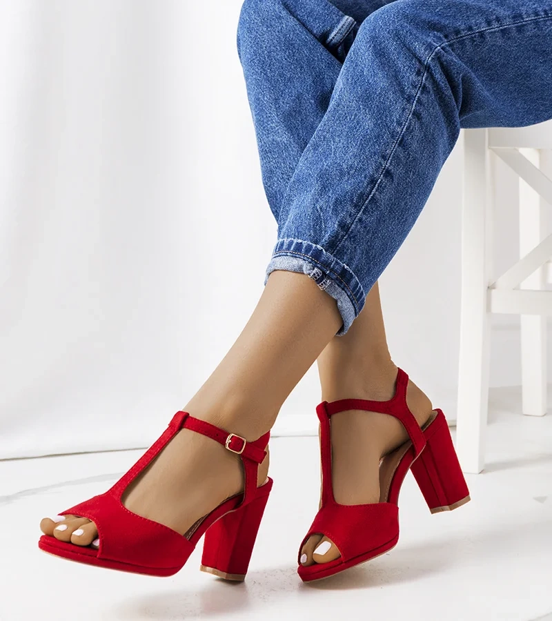 Czerwone czółenka na słupku Harvey