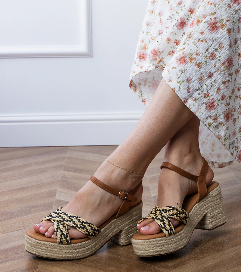 Czarne sandały plecione na słupku Marfi