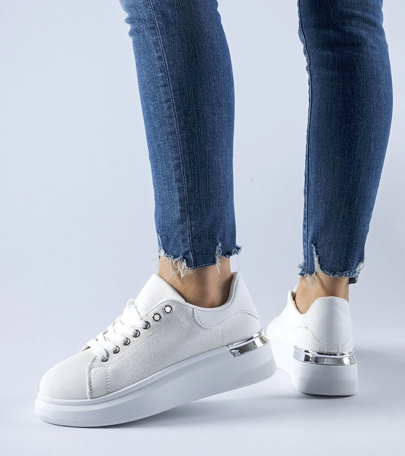 Białe sneakersy na platformie Scuderlando