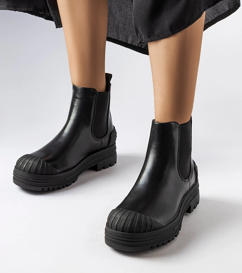 Czarne workery z gumowymi wstawkami Lange