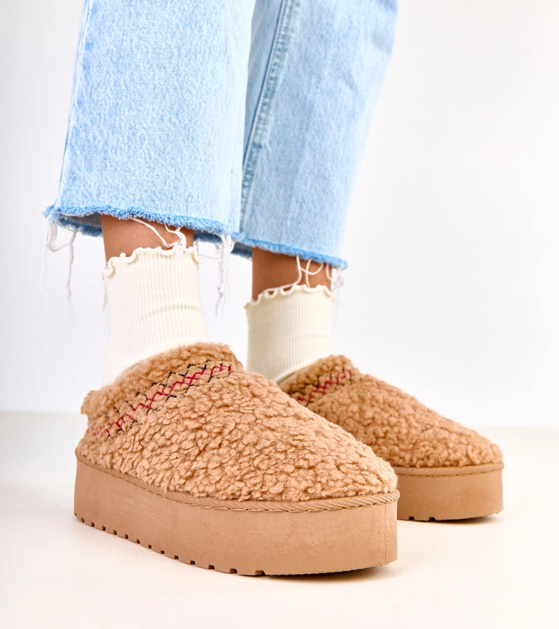 Ciemnobeżowe niskie śniegowce na platformie Royana