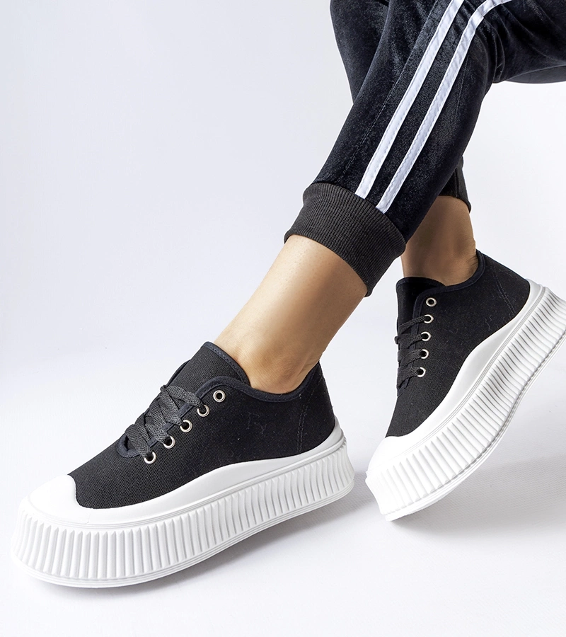 Czarne trampki na grubej białej platformie Rina