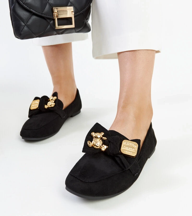 Czarne mokasyny z ozdobną agrafką Kibra
