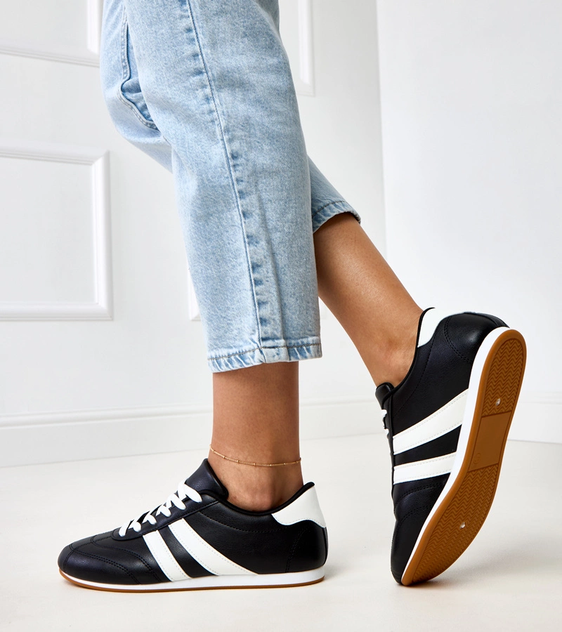 Czarne sneakersy typu tenisówki z białą wstawką Mydland