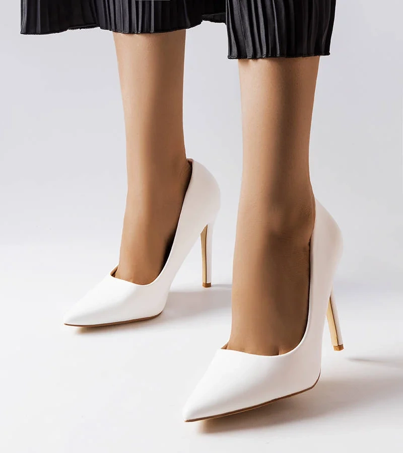 Białe klasyczne szpilki Delis