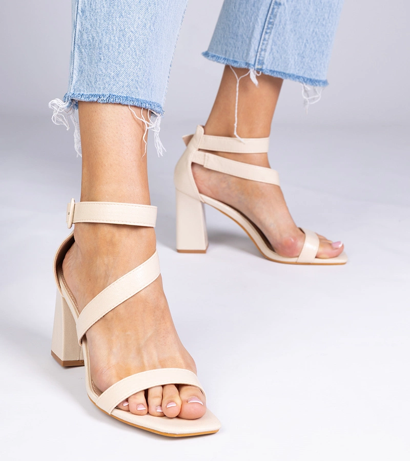Beżowe sandały na słupku ze sprzączką Runaz