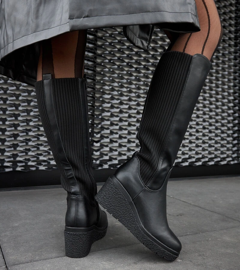 Czarne ocieplane kozaki na koturnie Monforte