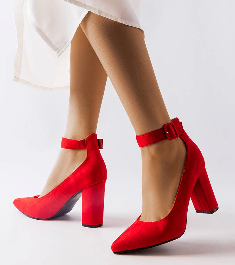 Czerwone czółenka na słupku Achen