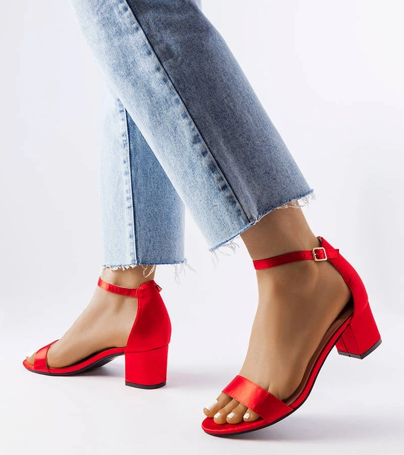 Czerwone sandałki na niskim słupku Bingamon