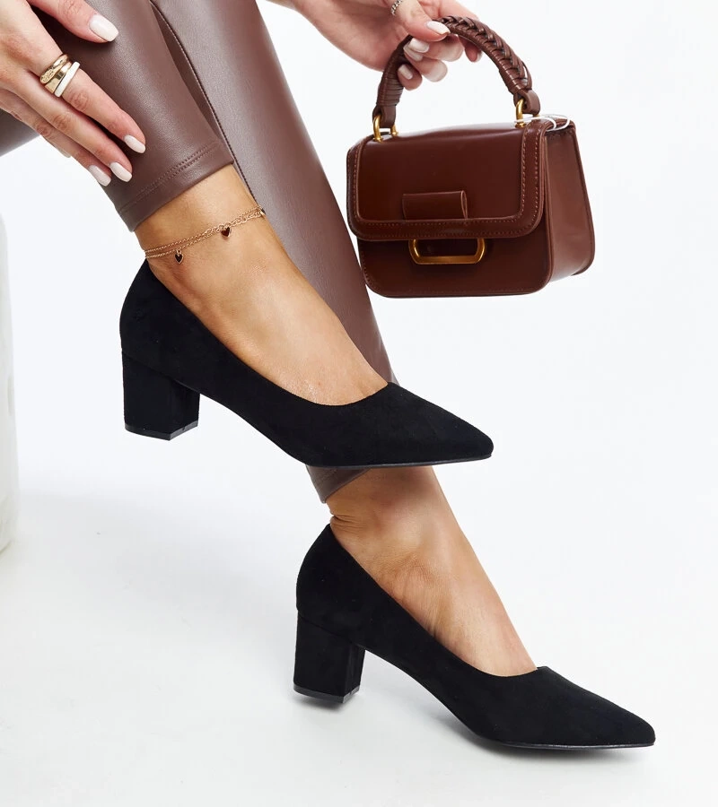 Czarne czółenka na słupku Araxi