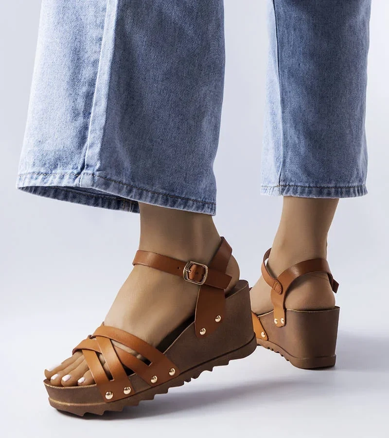 Brązowe sandały na koturnie Audric