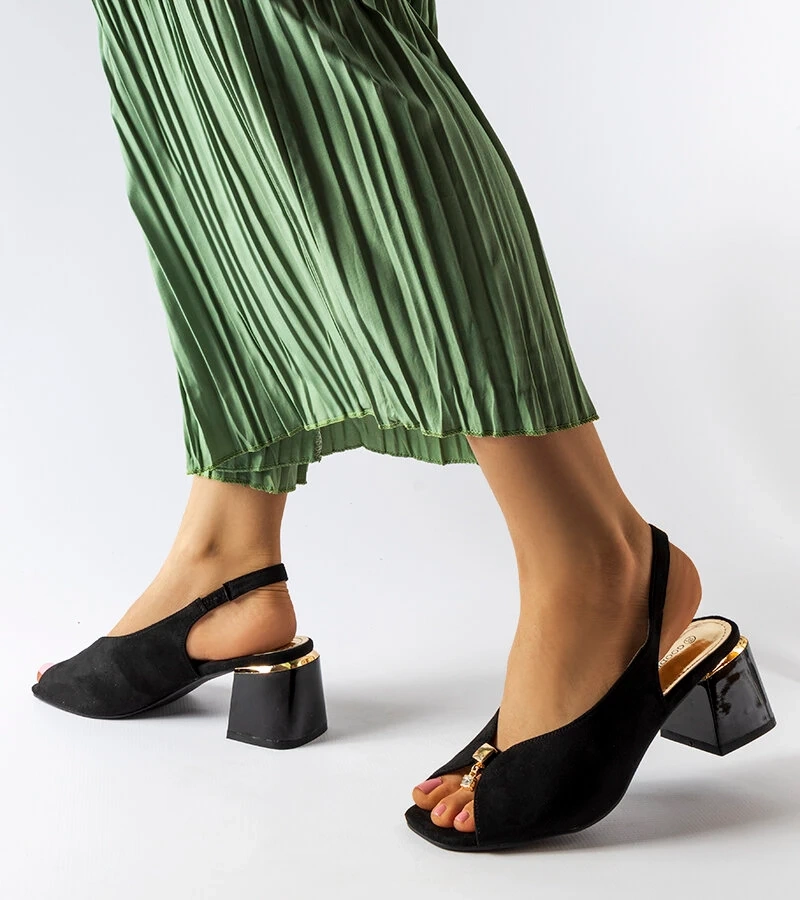 Czarne sandałki na niskim słupku Baccarato