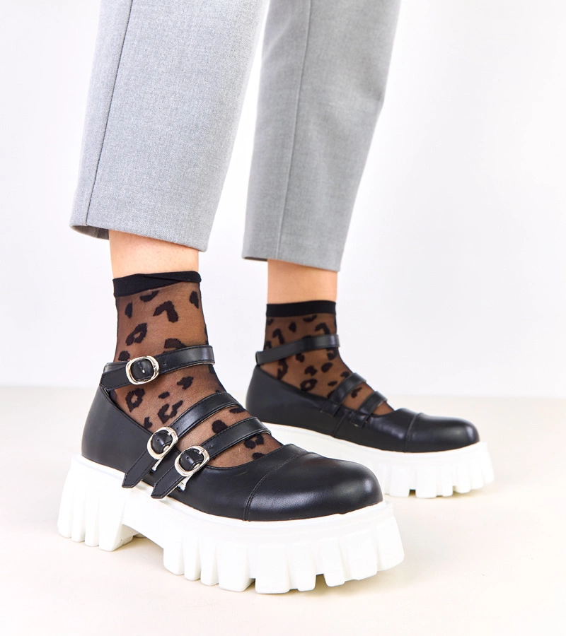 Czarne półbuty na traktorowej podeszwie Jastina